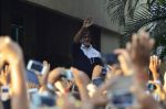 Amitabh Bachchan waves to his fans outside his residence in Juhu, Mumbai on 21st Sept 2014 (3)_541fce6d51009.JPG