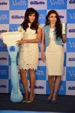 Chitrangada Singh & Soha Ali Khan unveil Gillette_s new series in Palladium on 25th Sept 2014 (19)_54256a7639351.JPG
