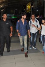 Shahid Kapur snapped at airport in Mumbai on 29th Sept 2014 (24)_542a8bee09bec.JPG