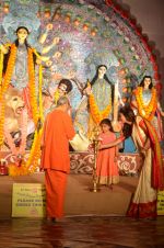 Sushmita Sen at Durga Pooja on 30th Sept 2014 (155)_542be06aae3ad.JPG