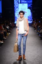 Model walk the ramp for Elle Show on day 3 of Myatra fashion week on 5th Oct 2014 (244)_54313bf1cb9ad.JPG