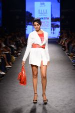 Model walk the ramp for Elle Show on day 3 of Myatra fashion week on 5th Oct 2014 (277)_54313c7441032.JPG