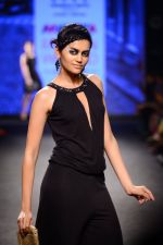 Model walk the ramp for Elle Show on day 3 of Myatra fashion week on 5th Oct 2014 (368)_54313f5e9ce16.JPG