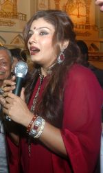 Raveena Tandon at Kolkata for Durga Puja (1)_5430b6ca895c6.jpg
