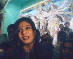 Raveena Tandon at Kolkata for Durga Puja (2)_5430b6da35ed0.jpg