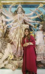 Raveena Tandon at Kolkata for Durga Puja (3)_5430b6f48d936.jpg