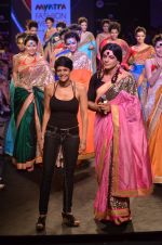 Sunil Grover, Mandira Bedi walk the ramp for Mandira Bedi Show on day 3 of Myntra fashion week on 5th Oct 2014 (406)_54313d830c0fc.JPG