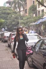 Bipasha Basu snapped post her workout in Bandra, Mumbai on 7th Oct 2014 (12)_5434d4e80689e.JPG