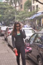 Bipasha Basu snapped post her workout in Bandra, Mumbai on 7th Oct 2014 (15)_5434d4f02675a.JPG