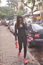Bipasha Basu snapped post her workout in Bandra, Mumbai on 7th Oct 2014 (19)_5434d504e2a26.JPG