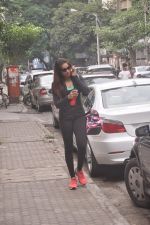 Bipasha Basu snapped post her workout in Bandra, Mumbai on 7th Oct 2014 (7)_5434d4d35566a.JPG