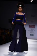 Model walk the ramp for Alpana Neeraj Show on wills day 1 on 8th Oct 2014  (38)_54355f70674d1.JPG