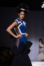 Model walk the ramp for Alpana Neeraj Show on wills day 1 on 8th Oct 2014  (74)_54355fcba5949.JPG