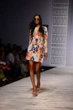 Model walk the ramp for Hemant and Nandita Show on wills day 1 on 8th Oct 2014  (10)_54356068a2a3f.JPG