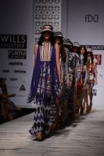 Model walk the ramp for Hemant and Nandita Show on wills day 1 on 8th Oct 2014  (107)_543561ace30d8.JPG