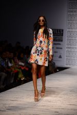 Model walk the ramp for Hemant and Nandita Show on wills day 1 on 8th Oct 2014  (11)_54356070abd02.JPG