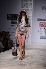 Model walk the ramp for Hemant and Nandita Show on wills day 1 on 8th Oct 2014  (21)_543560a159512.JPG