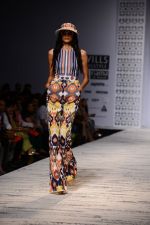 Model walk the ramp for Hemant and Nandita Show on wills day 1 on 8th Oct 2014  (34)_543560d6e06c2.JPG