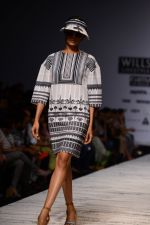 Model walk the ramp for Hemant and Nandita Show on wills day 1 on 8th Oct 2014  (51)_543560fcd9c22.JPG