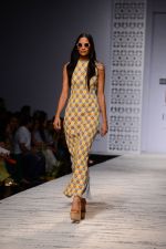 Model walk the ramp for Hemant and Nandita Show on wills day 1 on 8th Oct 2014  (54)_54356100ec3aa.JPG