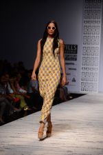 Model walk the ramp for Hemant and Nandita Show on wills day 1 on 8th Oct 2014  (55)_543561024a7c5.JPG