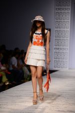 Model walk the ramp for Hemant and Nandita Show on wills day 1 on 8th Oct 2014  (58)_5435610721e61.JPG