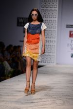 Model walk the ramp for Hemant and Nandita Show on wills day 1 on 8th Oct 2014  (62)_54356113a000c.JPG