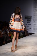 Model walk the ramp for Hemant and Nandita Show on wills day 1 on 8th Oct 2014  (70)_543561240e9e7.JPG