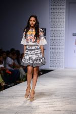 Model walk the ramp for Hemant and Nandita Show on wills day 1 on 8th Oct 2014  (73)_5435612903872.JPG