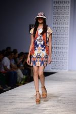 Model walk the ramp for Hemant and Nandita Show on wills day 1 on 8th Oct 2014  (77)_5435616a888a0.JPG