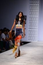 Model walk the ramp for Hemant and Nandita Show on wills day 1 on 8th Oct 2014  (81)_543561716dcdb.JPG