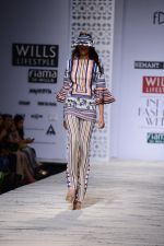 Model walk the ramp for Hemant and Nandita Show on wills day 1 on 8th Oct 2014  (84)_5435617881f32.JPG