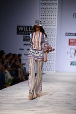 Model walk the ramp for Hemant and Nandita Show on wills day 1 on 8th Oct 2014  (85)_5435617aa390e.JPG