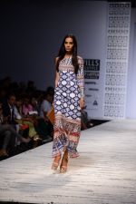 Model walk the ramp for Hemant and Nandita Show on wills day 1 on 8th Oct 2014  (91)_5435618548adf.JPG