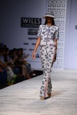 Model walk the ramp for Hemant and Nandita Show on wills day 1 on 8th Oct 2014  (92)_54356186d5723.JPG