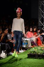 Model walk the ramp for Pero Show on wills day 1 on 8th Oct 2014  (134)_543561116cc6e.JPG