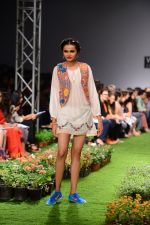 Model walk the ramp for Pero Show on wills day 1 on 8th Oct 2014  (35)_54355fa5367c6.JPG