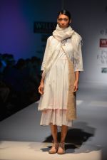 Model walk the ramp for Eka Show on wills day 2 on 9th Oct 2014 (109)_54367a5e90102.JPG