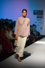 Model walk the ramp for Eka Show on wills day 2 on 9th Oct 2014 (125)_54367a733b319.JPG