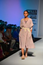 Model walk the ramp for Eka Show on wills day 2 on 9th Oct 2014 (134)_54367a7f2a673.JPG