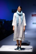 Model walk the ramp for Eka Show on wills day 2 on 9th Oct 2014 (18)_543679eaf41a4.JPG