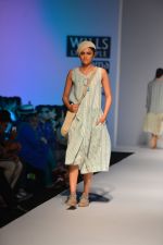 Model walk the ramp for Eka Show on wills day 2 on 9th Oct 2014 (27)_543679f5447e9.JPG