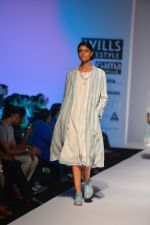 Model walk the ramp for Eka Show on wills day 2 on 9th Oct 2014 (42)_54367a069a574.JPG