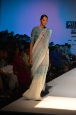 Model walk the ramp for Eka Show on wills day 2 on 9th Oct 2014 (55)_54367a17704a7.JPG