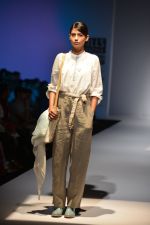 Model walk the ramp for Eka Show on wills day 2 on 9th Oct 2014 (76)_54367a3104fc5.JPG