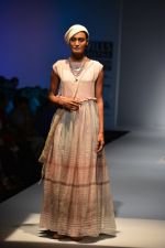 Model walk the ramp for Eka Show on wills day 2 on 9th Oct 2014 (81)_54367a373b3f6.JPG