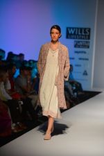 Model walk the ramp for Eka Show on wills day 2 on 9th Oct 2014 (94)_54367a4a5ab49.JPG