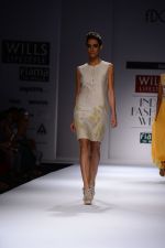 Model walk the ramp for Manish Gupta Show on wills day 2 on 9th Oct 2014 (11)_54367c4e88f7c.JPG