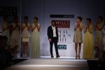 Model walk the ramp for Manish Gupta Show on wills day 2 on 9th Oct 2014 (128)_54367ce2a2af1.JPG