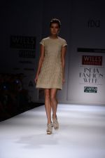 Model walk the ramp for Manish Gupta Show on wills day 2 on 9th Oct 2014 (70)_54367c8599679.JPG